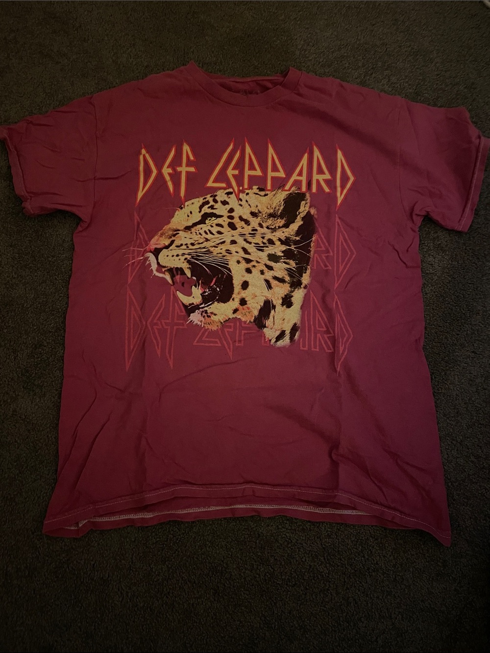 Juniors M Pink def leppard Graphic Band Tee